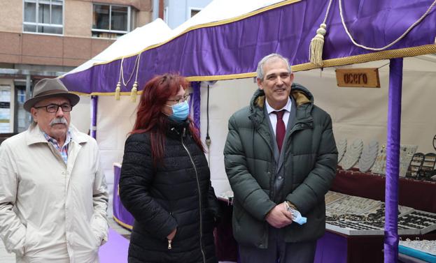 Galería. La Feria de la Semana Santa abre en la Plaza de las Cortes leonesas. 