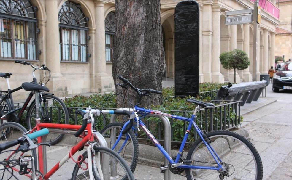 Uno de los nuevos puntos de préstamo de bicicleta en León capital con los pláticos de protección a la espera de su puesta en marcha tras la Semana Santa.