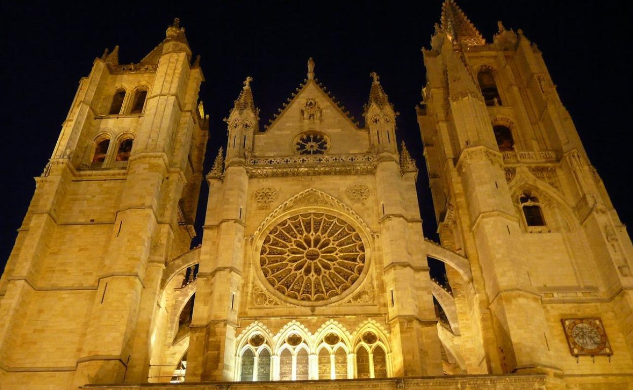 Fachada principal de la Catedral de León durante la noche, con la iluminación que tiene en la actualidad.