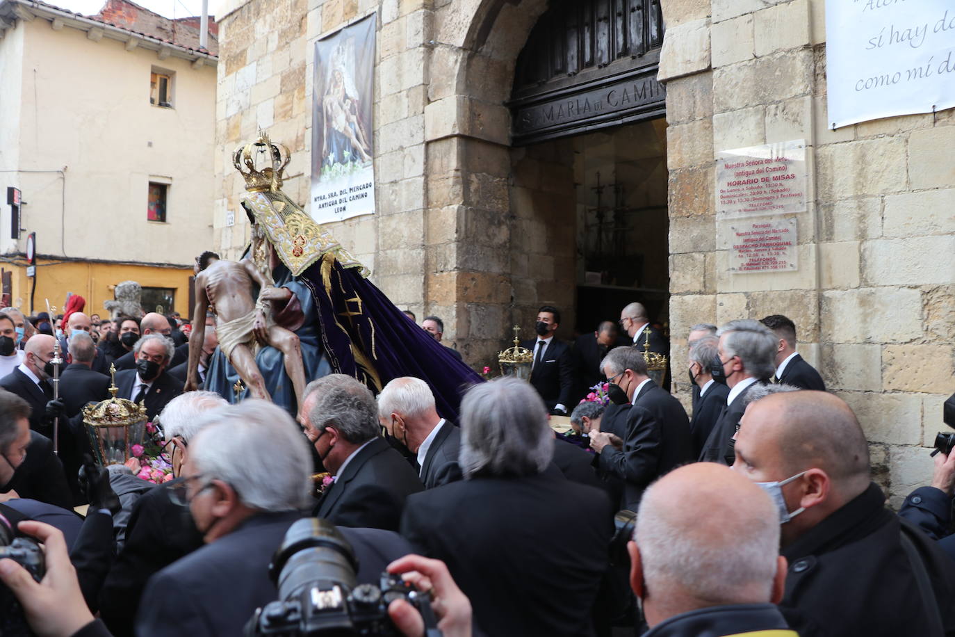 La Virgen del Mercado anuncia a los leoneses en inicio de la Semana Santa.