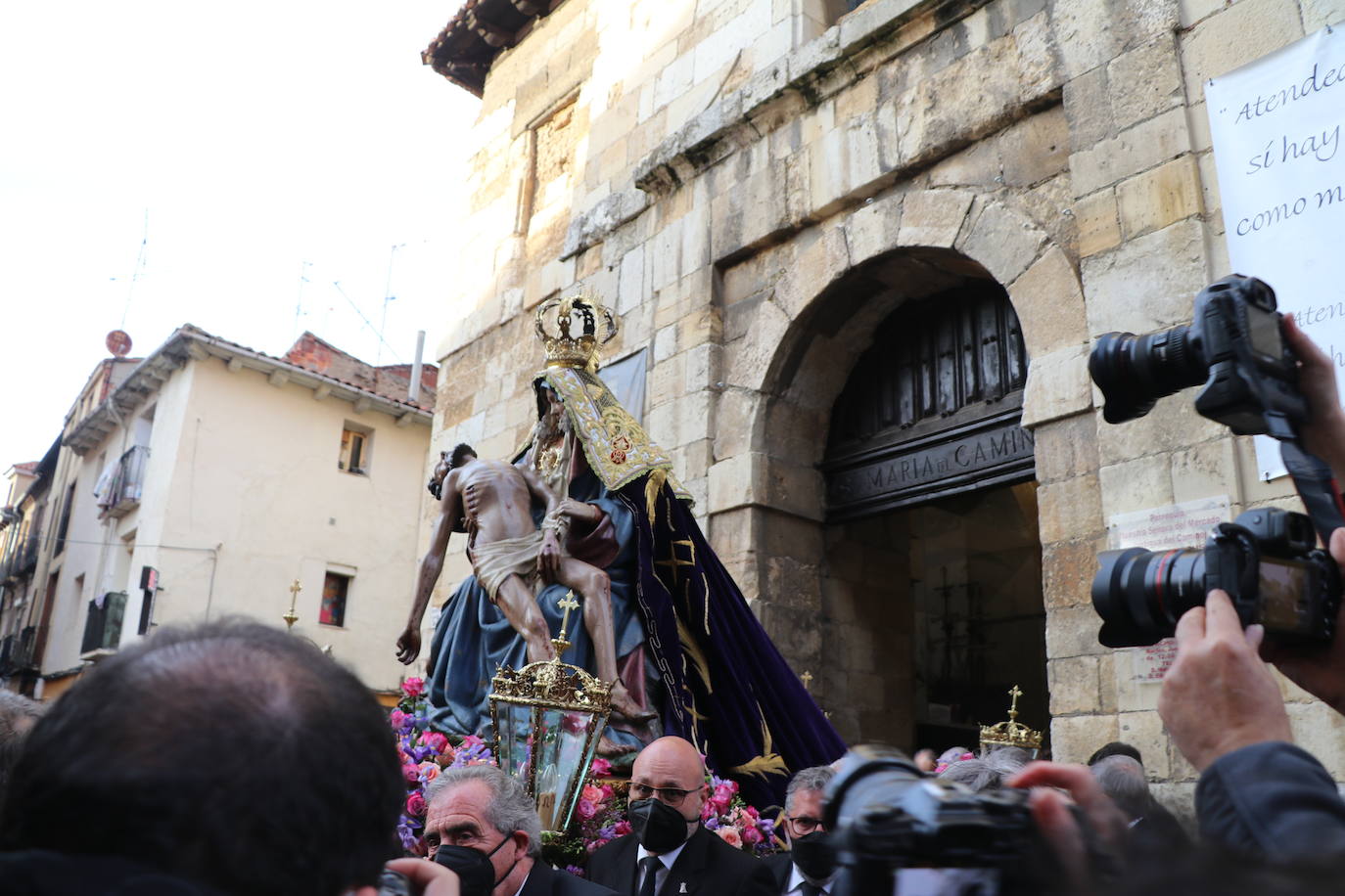 La Virgen del Mercado anuncia a los leoneses en inicio de la Semana Santa.