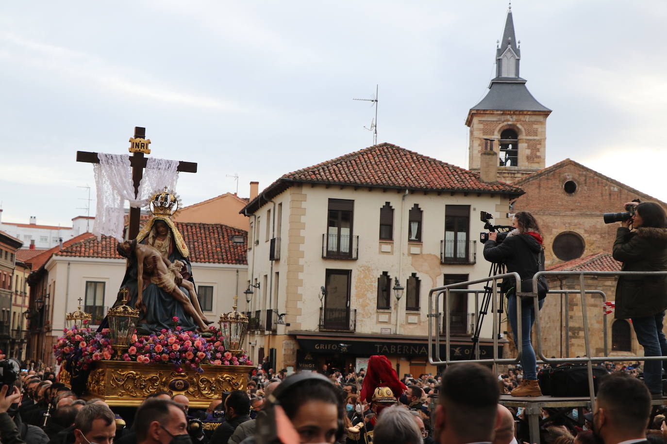 La Virgen del Mercado anuncia a los leoneses en inicio de la Semana Santa.