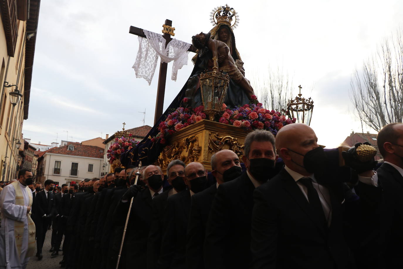 La Virgen del Mercado anuncia a los leoneses en inicio de la Semana Santa.