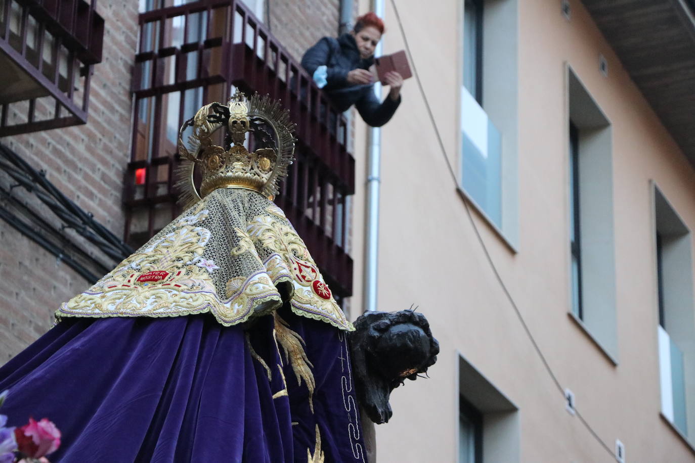 La Virgen del Mercado anuncia a los leoneses en inicio de la Semana Santa.