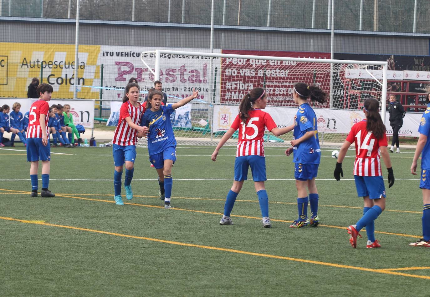 Partido inaugural entre el Olimpico de León y el Atlético de Madrid. 