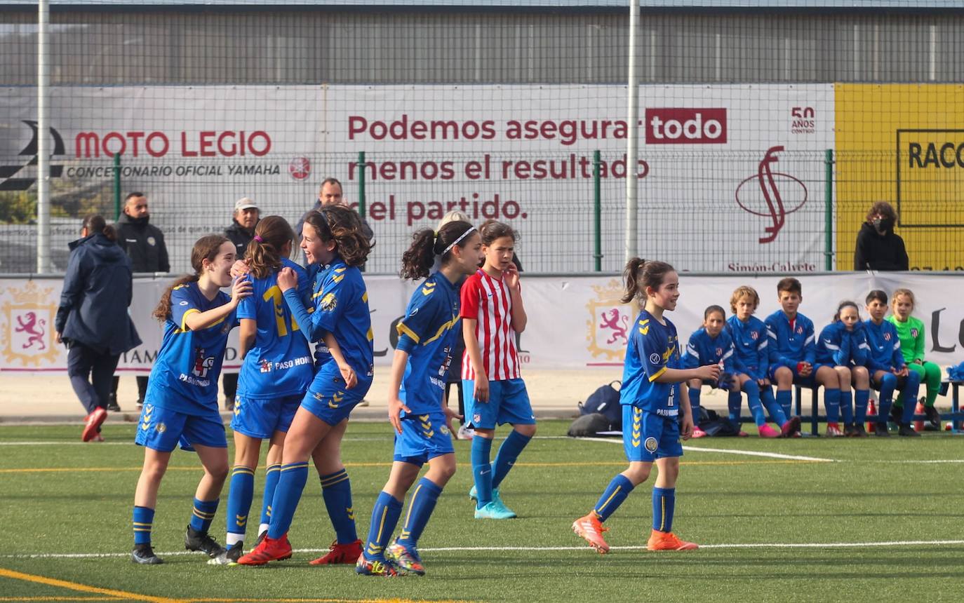 Partido inaugural entre el Olimpico de León y el Atlético de Madrid. 