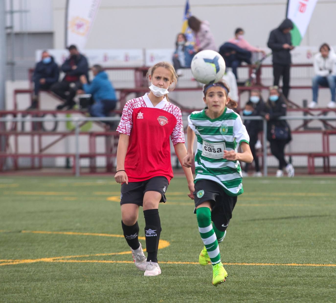 Partido inaugural entre el Olimpico de León y el Atlético de Madrid. 