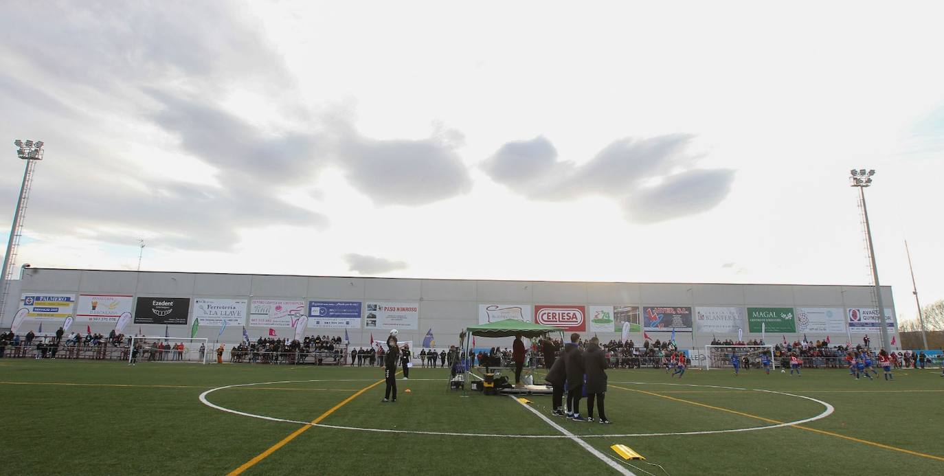 Partido inaugural entre el Olimpico de León y el Atlético de Madrid. 