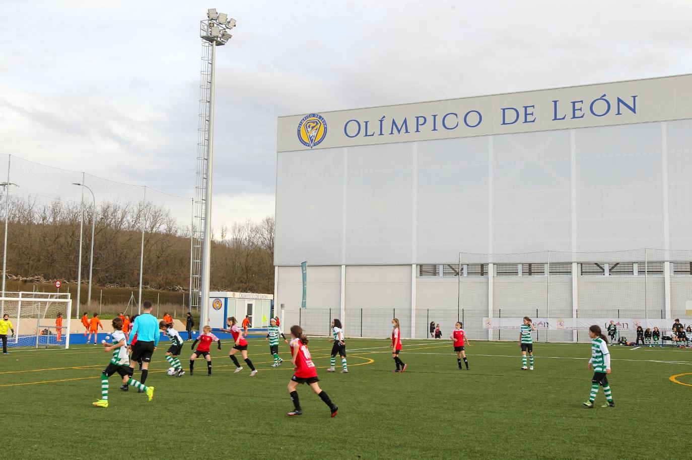 Partido inaugural entre el Olimpico de León y el Atlético de Madrid. 