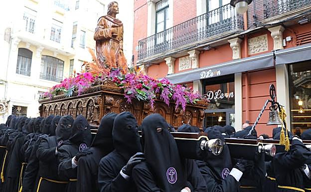 Las dos cofradías leonesas participan en la capital de la procesión que los años pares se celebra en León.