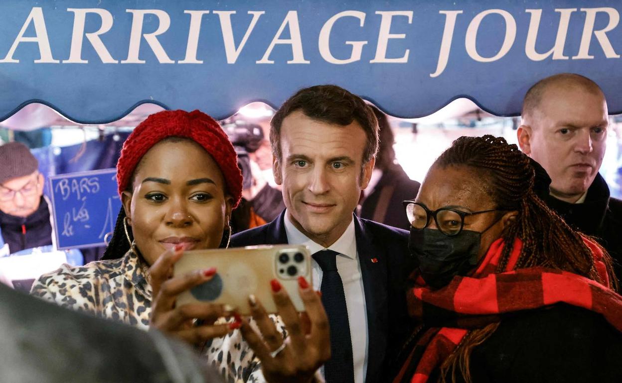 Macron se fotografía con una de sus seguidoras durante una visita al mercado de Neuilly-sur-Seine, cerca de París. 