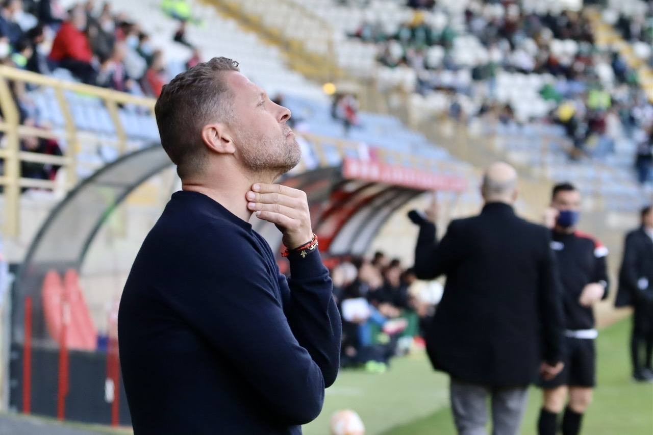 Lance de juego en el Cultural- Racing de Ferrol. 