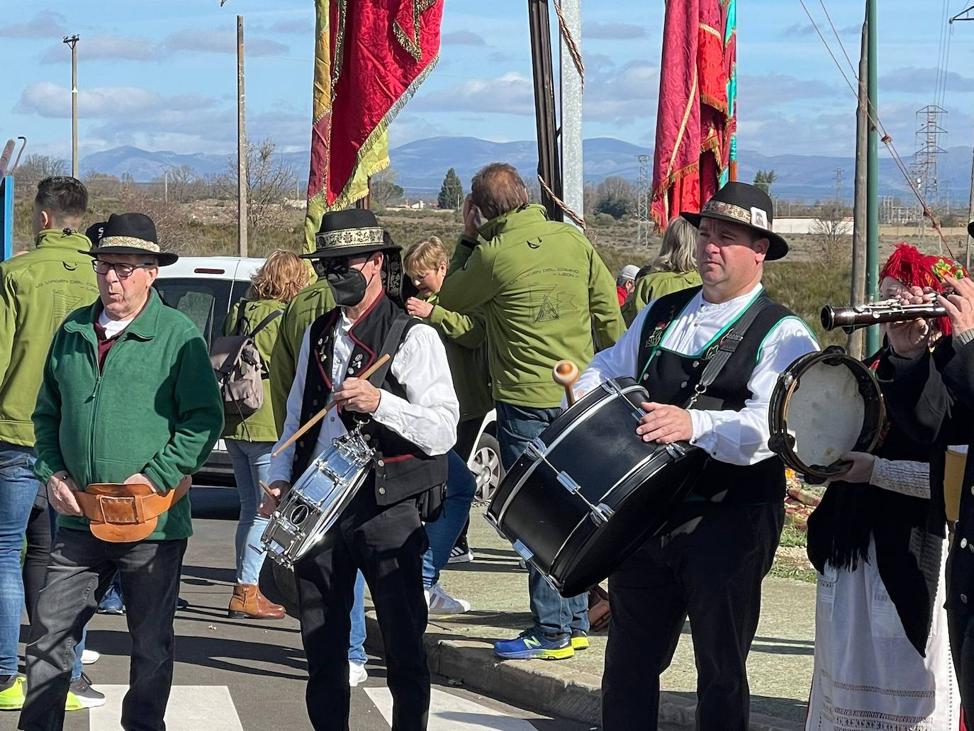 Pendones en La Virgen del Camino. 