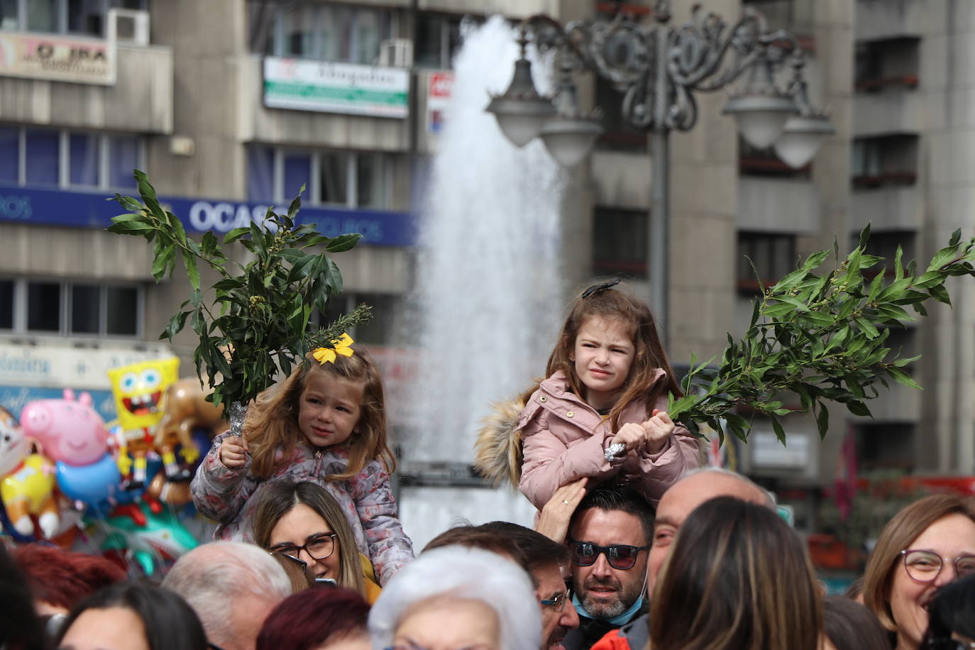 Miles de personas se asoman al paso de la borriquilla por las calles de León.