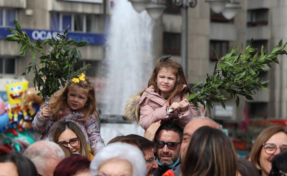 La procesión recorre las calles de León en la jornada del Domingo de Ramos.