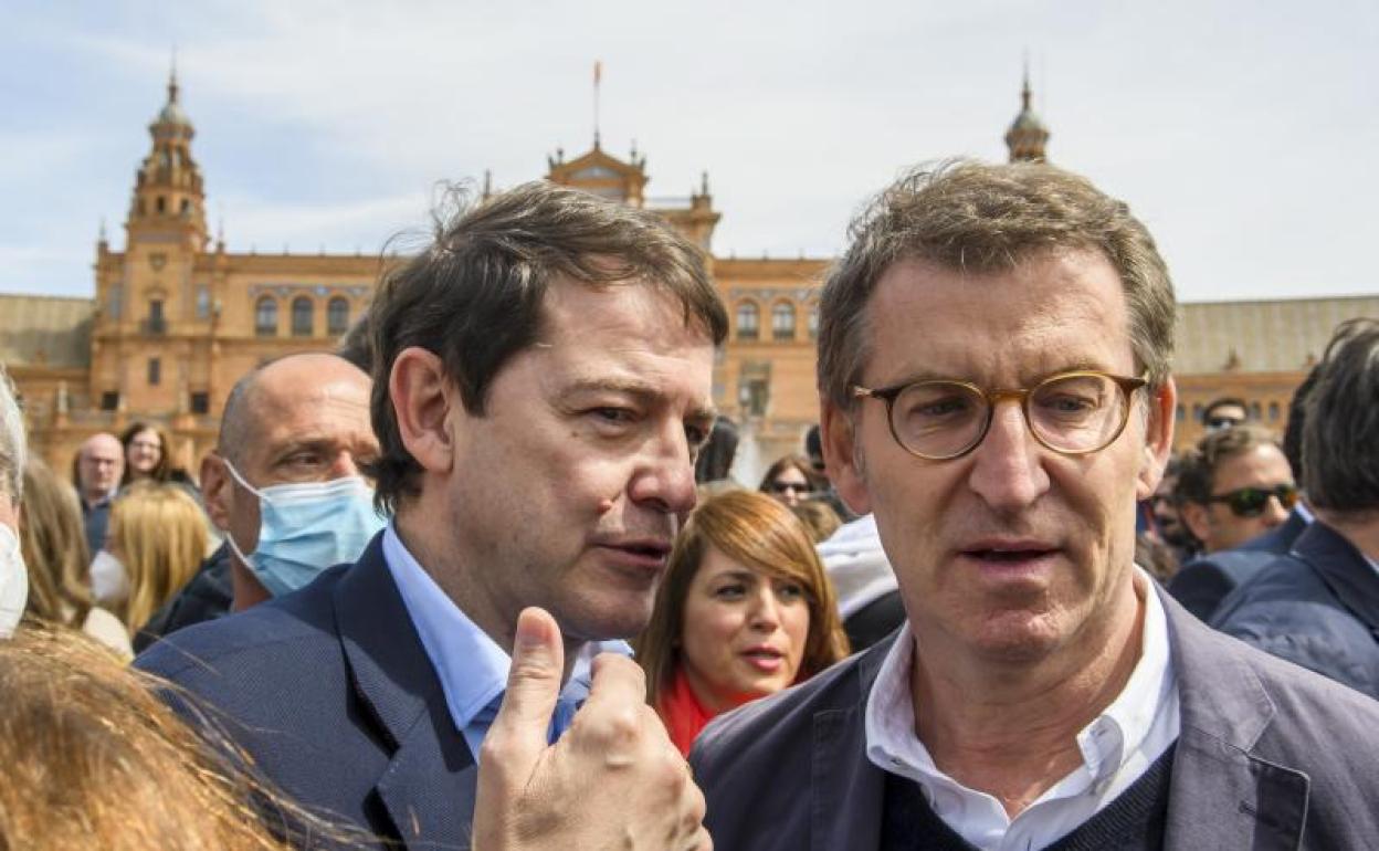 El nuevo líder del PP, Alberto Núñez Feijóo, y el presidente en funciones de la Junta de Castilla y León, Alfonso Fernández Mañueco.