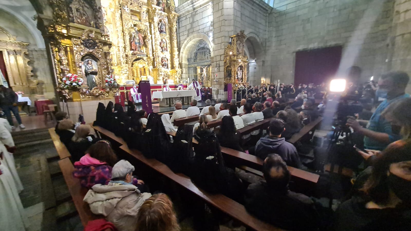 La adversa climatología marca el Lunes Santo en León capital