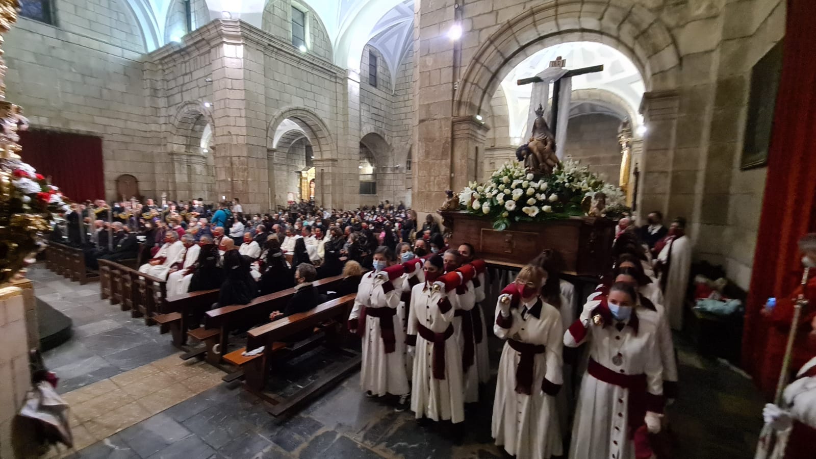 La adversa climatología marca el Lunes Santo en León capital