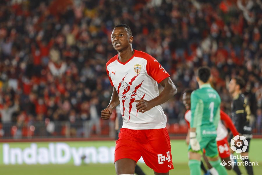 Lance de juego en el partido entre el UD Almería y SD Ponferradina. 