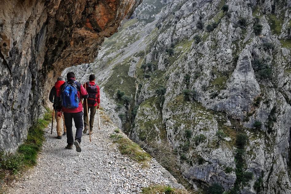 En pleno corazón del Parque Nacional de los Picos de Europa, los orígenes de este vertiginoso camino están llenos de gestas heroicas y anécdotas que ensanchan su leyenda. 