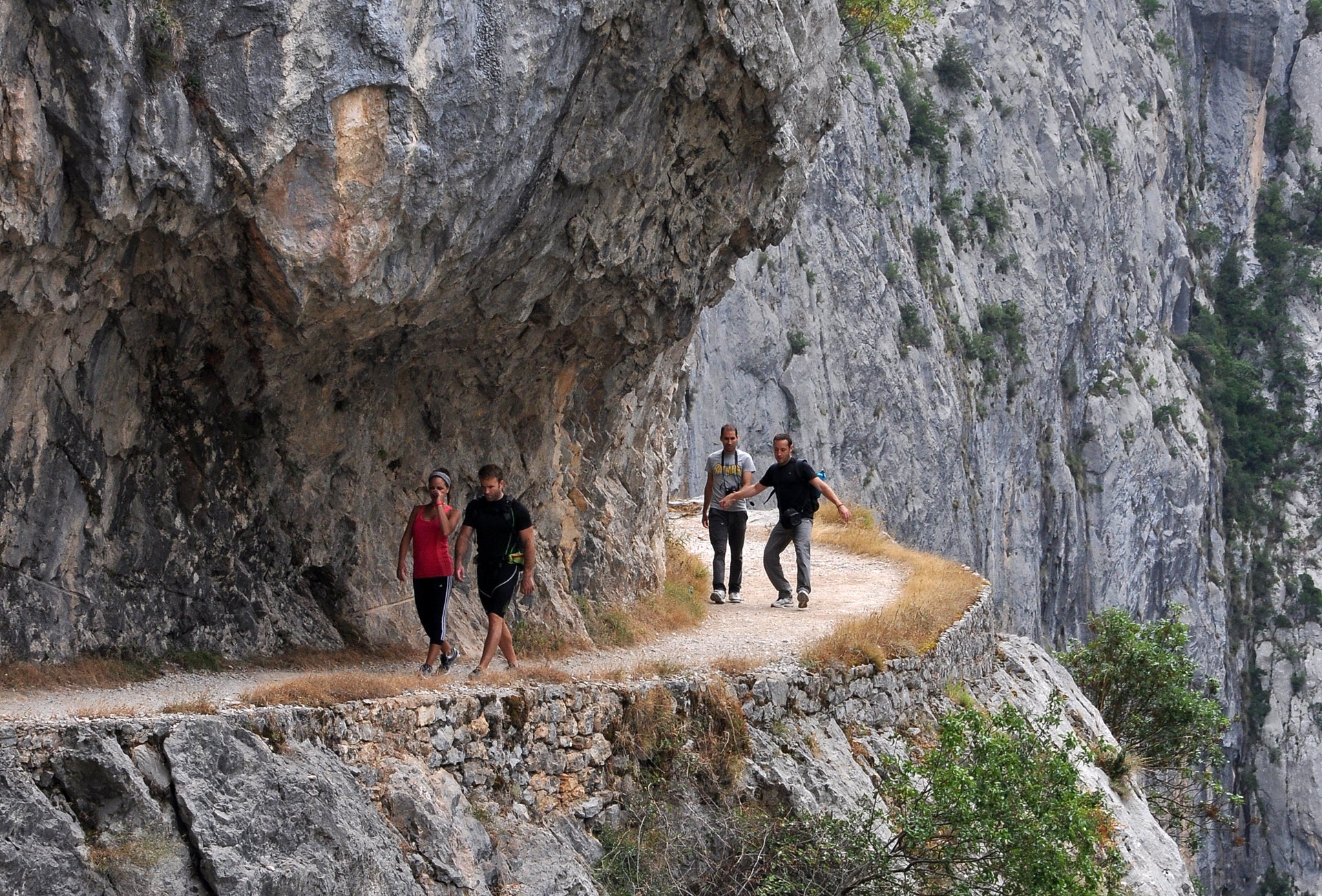 En pleno corazón del Parque Nacional de los Picos de Europa, los orígenes de este vertiginoso camino están llenos de gestas heroicas y anécdotas que ensanchan su leyenda. 