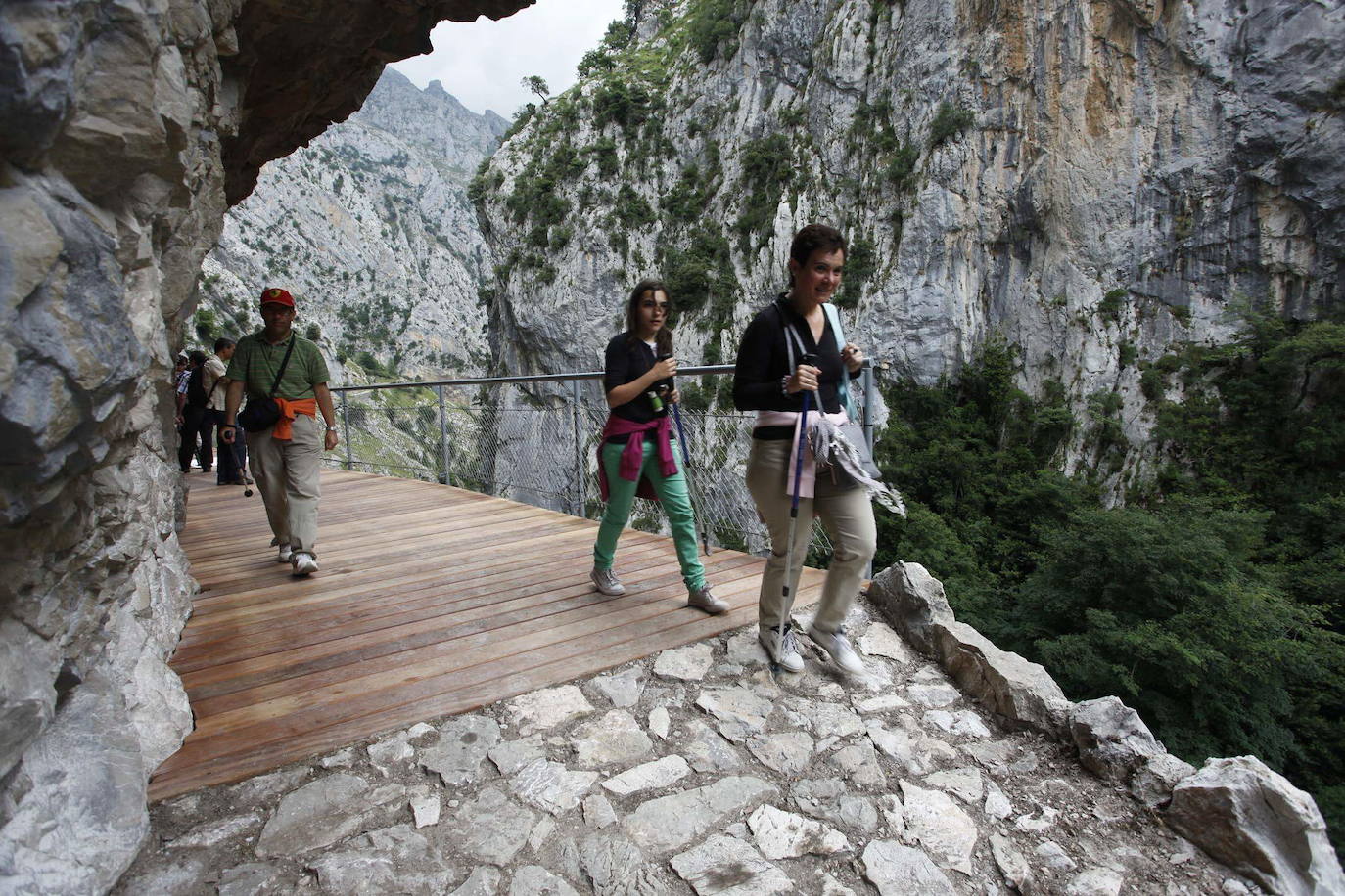 En pleno corazón del Parque Nacional de los Picos de Europa, los orígenes de este vertiginoso camino están llenos de gestas heroicas y anécdotas que ensanchan su leyenda. 