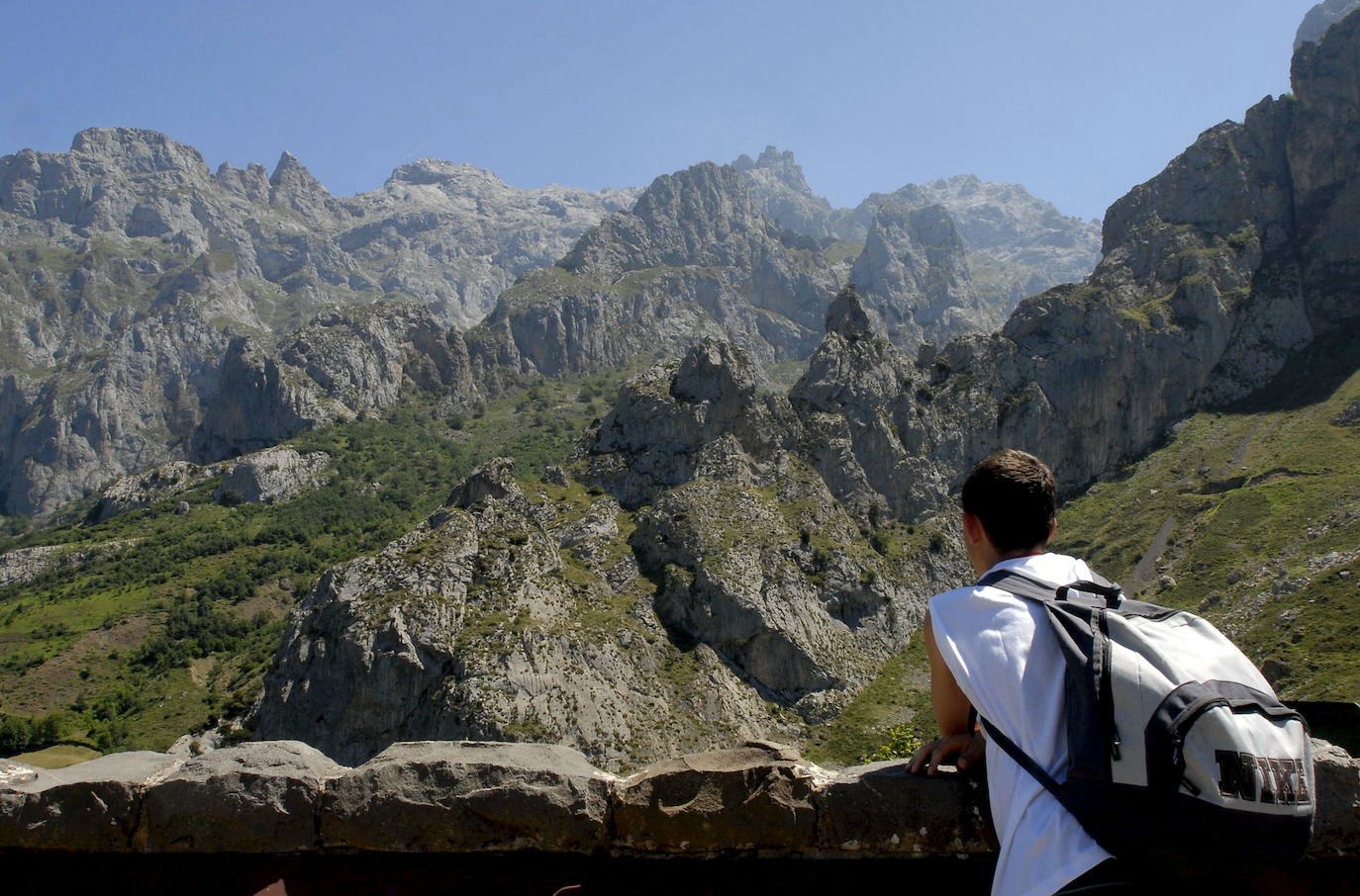 En pleno corazón del Parque Nacional de los Picos de Europa, los orígenes de este vertiginoso camino están llenos de gestas heroicas y anécdotas que ensanchan su leyenda. 