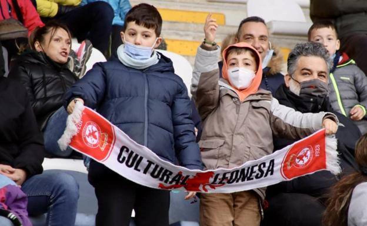Aficionados de la Cultural y Deportiva Leonesa en el estadio Reino de León. 