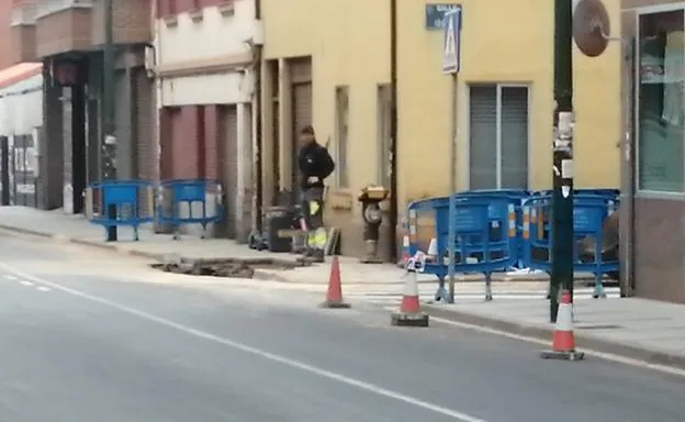 Los operarios están durante este lunes reparando la rotura de la tubería, en la carretera Alfageme.