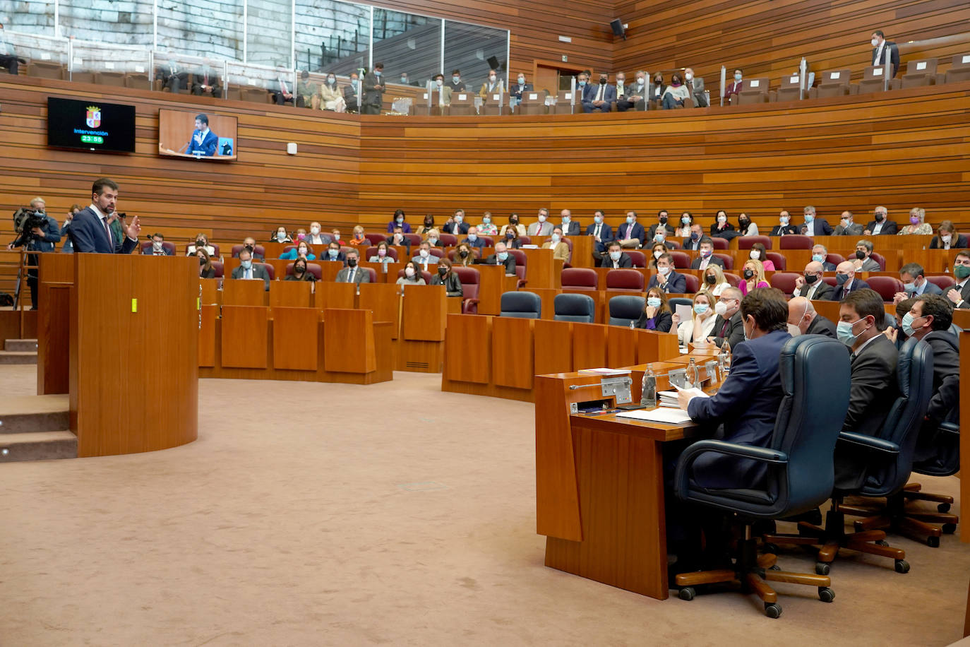 El portavoz del Grupo Socialista, Luis Tudanca, durante la sesión de tarde del debate de investidura del candidato a la Presidencia de la Junta de Castilla y León