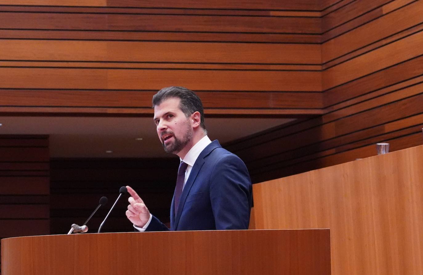 El portavoz del Grupo Socialista, Luis Tudanca, durante la sesión de tarde del debate de investidura del candidato a la Presidencia de la Junta de Castilla y León