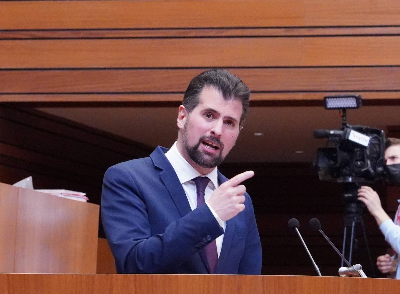 El portavoz del Grupo Socialista, Luis Tudanca, durante la sesión de tarde del debate de investidura del candidato a la Presidencia de la Junta de Castilla y León