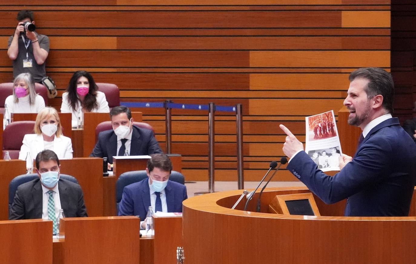 El portavoz del Grupo Socialista, Luis Tudanca, durante la sesión de tarde del debate de investidura del candidato a la Presidencia de la Junta de Castilla y León