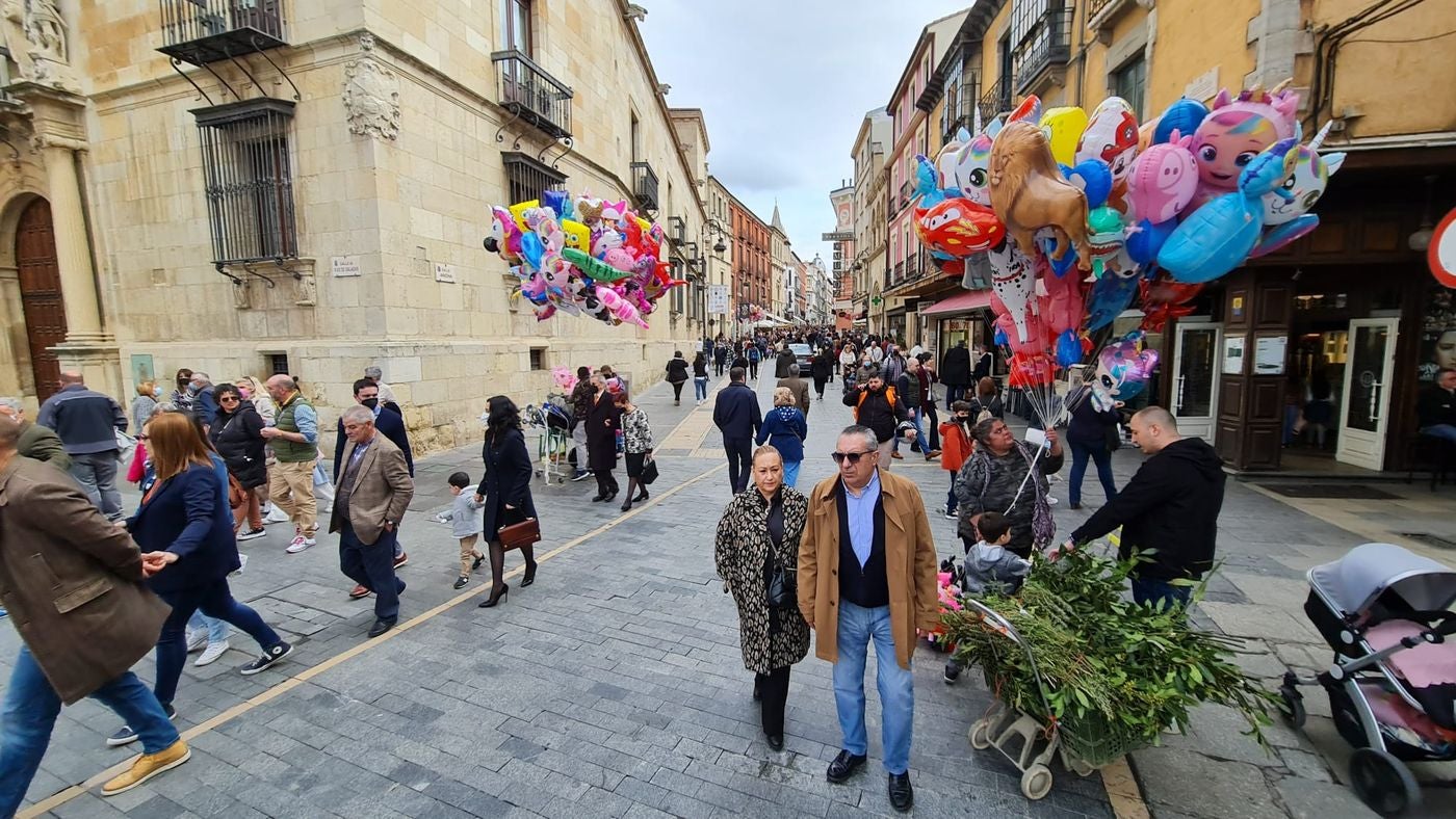 León se suma a una gran Semana Santa con mas de 80.000 turistas y ocupaciones del 90%. Los hosteleros creen aseguran que con la previsión de buen tiempo para los días grandes se podrían alcanzar registros «similares a los de 2019». Los datos del fin de semana apuntan «en la mejor dirección». 