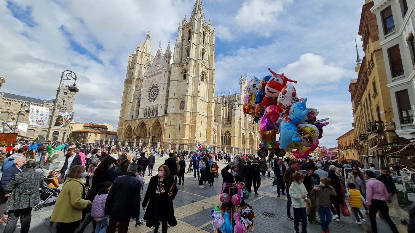 León se suma a una gran Semana Santa con mas de 80.000 turistas y ocupaciones del 90%. Los hosteleros creen aseguran que con la previsión de buen tiempo para los días grandes se podrían alcanzar registros «similares a los de 2019». Los datos del fin de semana apuntan «en la mejor dirección». 