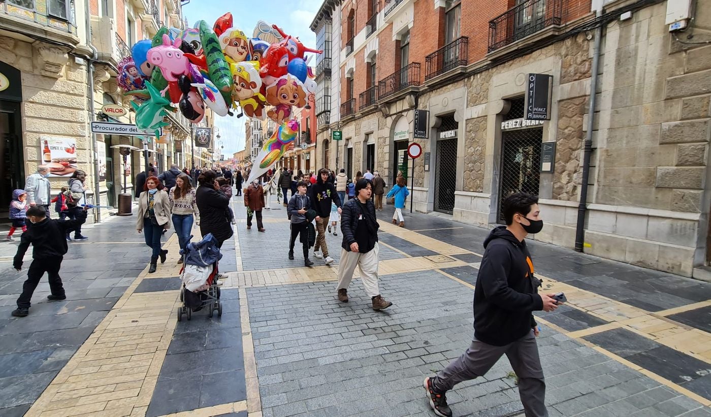 León se suma a una gran Semana Santa con mas de 80.000 turistas y ocupaciones del 90%. Los hosteleros creen aseguran que con la previsión de buen tiempo para los días grandes se podrían alcanzar registros «similares a los de 2019». Los datos del fin de semana apuntan «en la mejor dirección». 