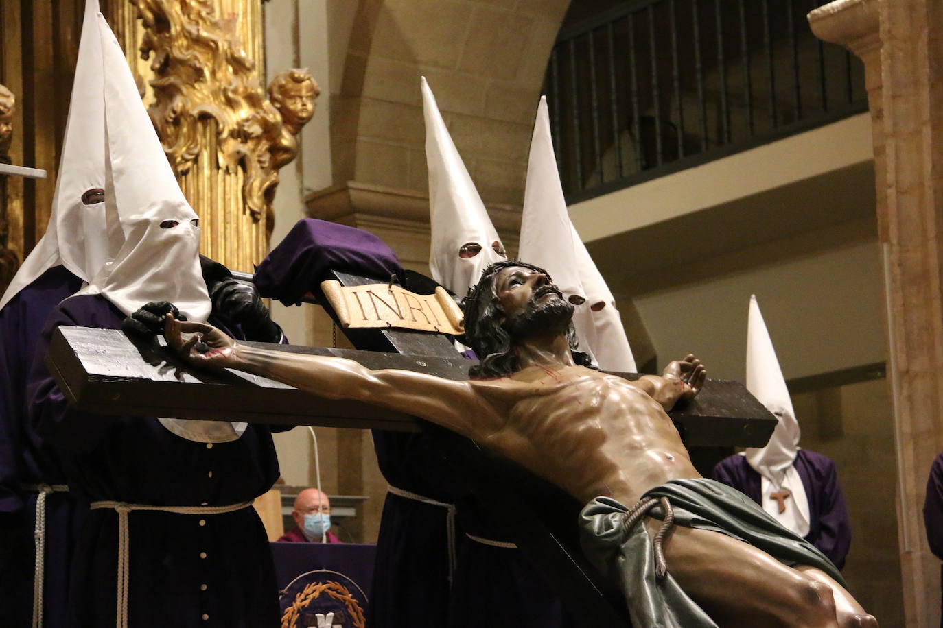 Un momento del Via Crucis en la Iglesia de San Francisco. 