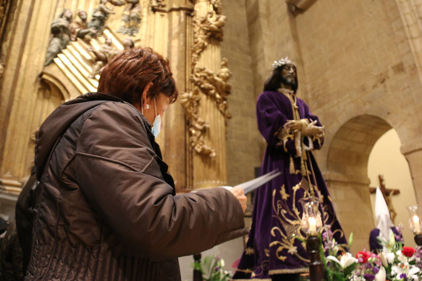 Un momento del Via Crucis en la Iglesia de San Francisco. 