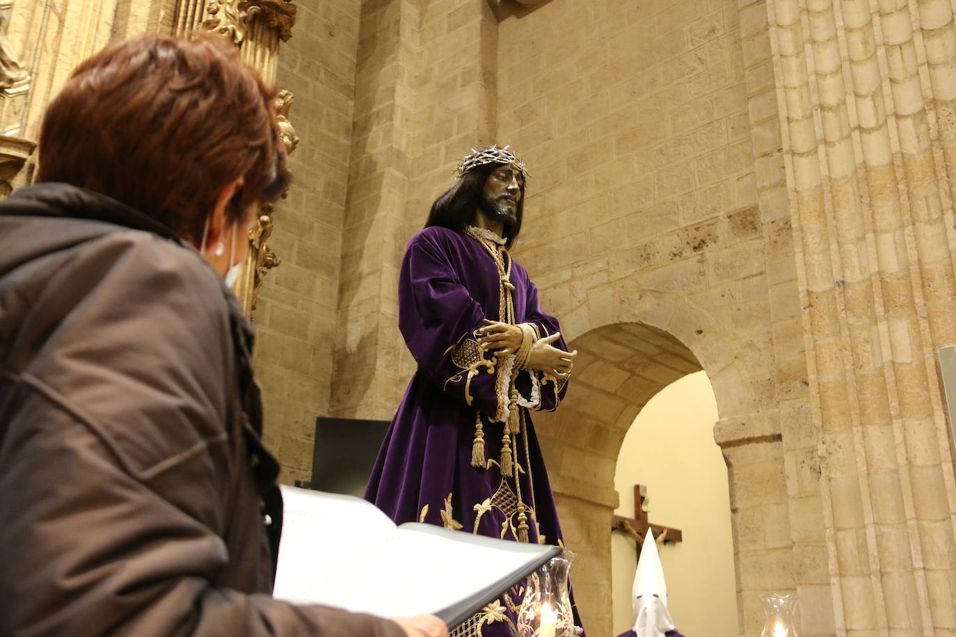 Un momento del Via Crucis en la Iglesia de San Francisco. 