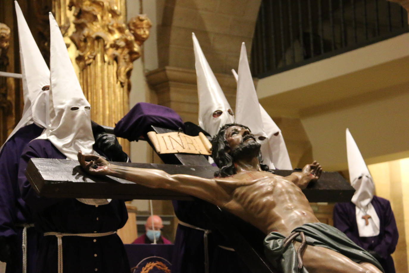 Un momento del Via Crucis en la Iglesia de San Francisco. 