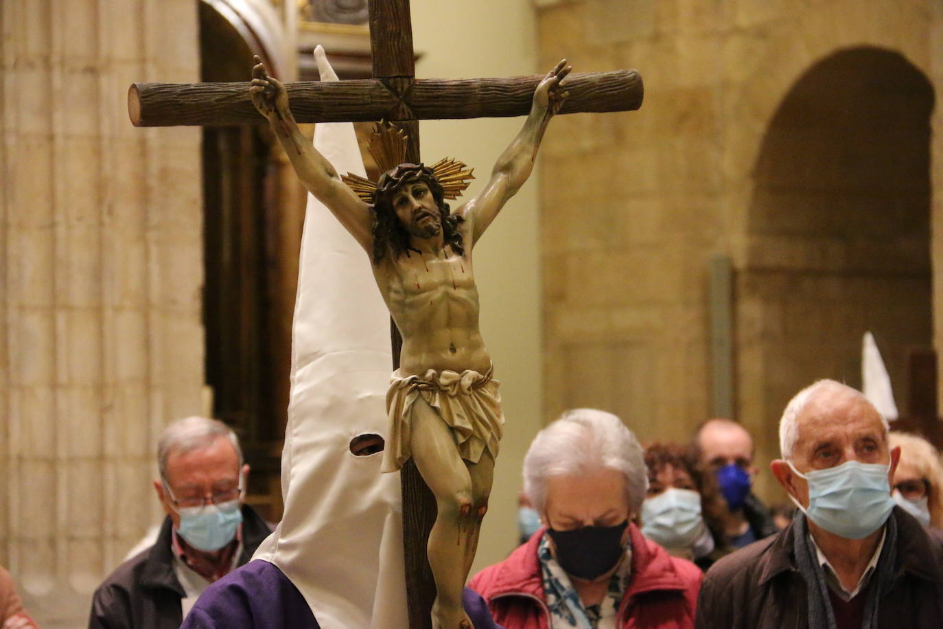 Un momento del Via Crucis en la Iglesia de San Francisco. 
