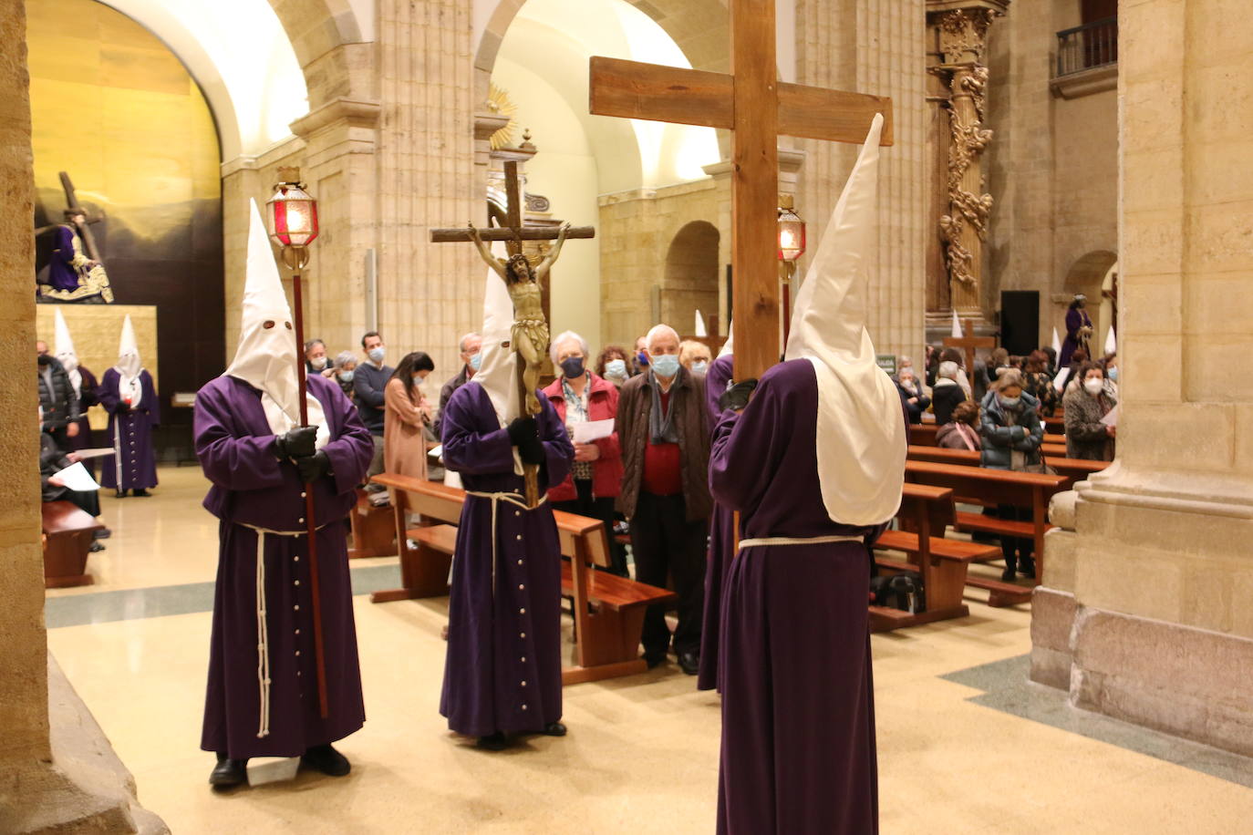 Un momento del Via Crucis en la Iglesia de San Francisco. 