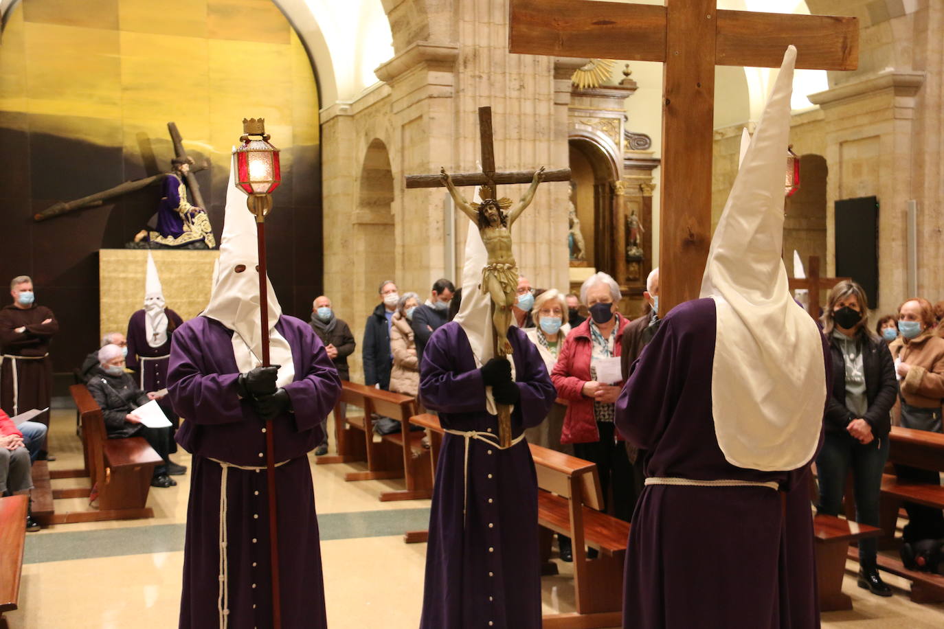 Un momento del Via Crucis en la Iglesia de San Francisco. 