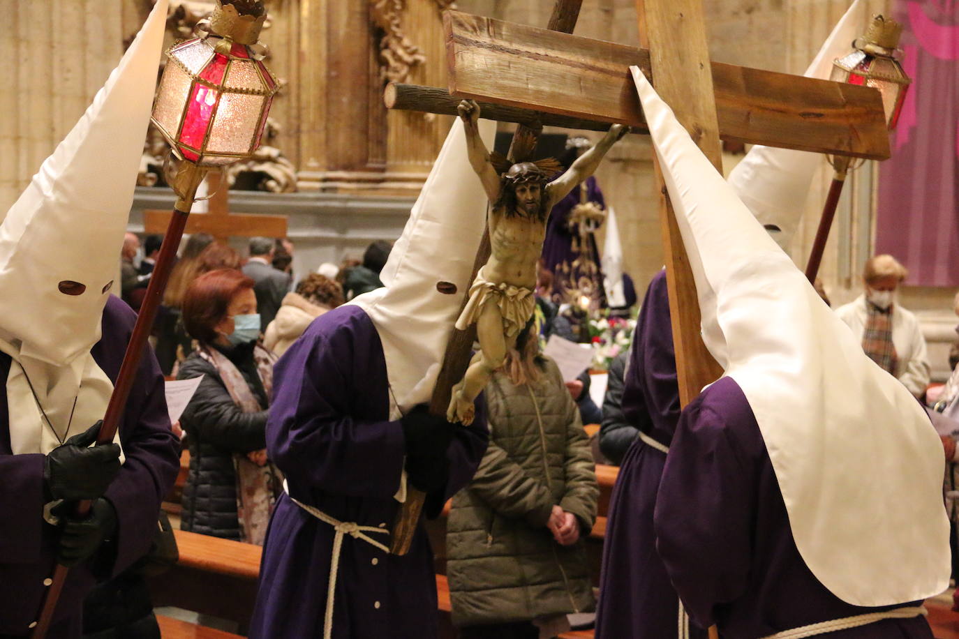 Un momento del Via Crucis en la Iglesia de San Francisco. 