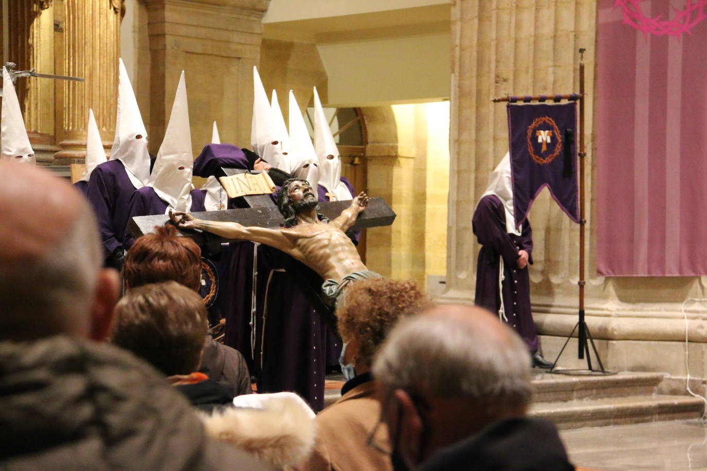 Un momento del Via Crucis en la Iglesia de San Francisco. 