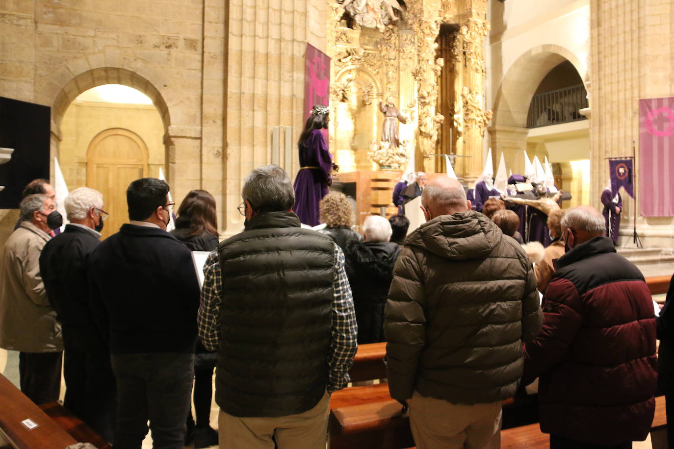 Un momento del Via Crucis en la Iglesia de San Francisco. 