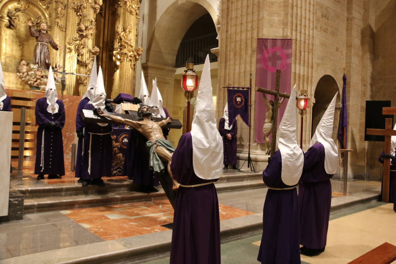 Un momento del Via Crucis en la Iglesia de San Francisco. 