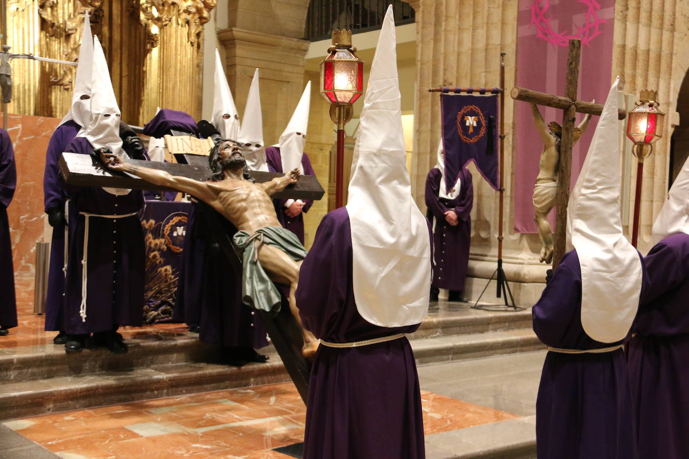 Un momento del Via Crucis en la Iglesia de San Francisco. 