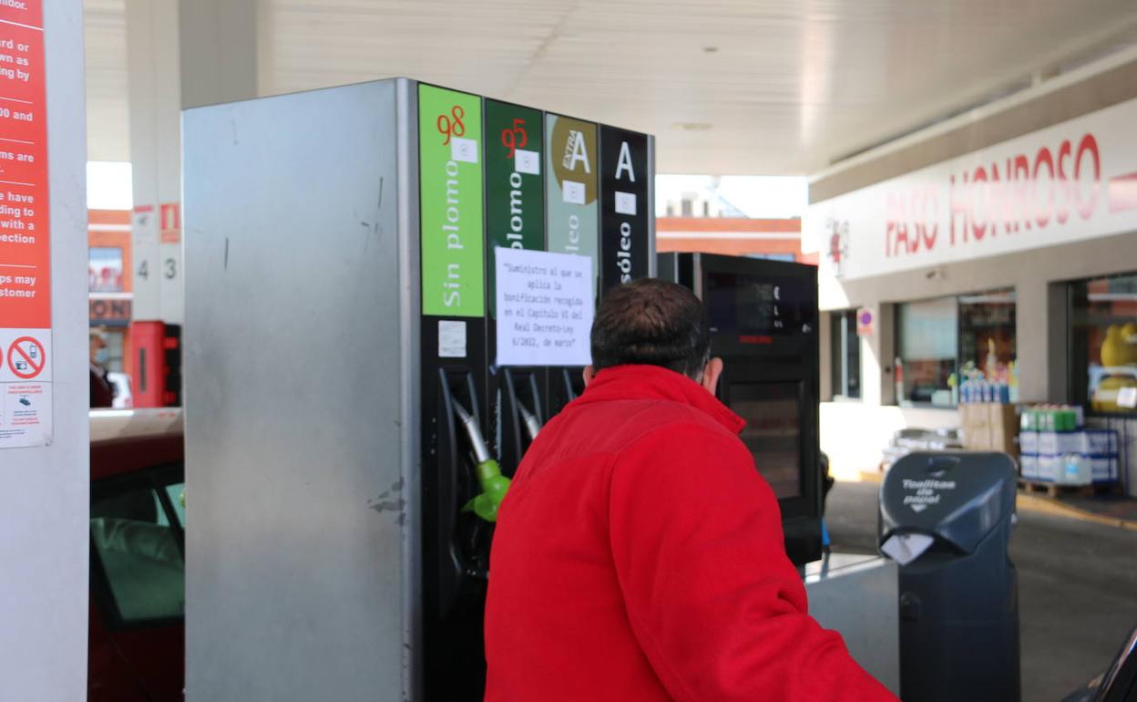 ¡Si repostas con H24, tienes hasta 0'40€ de rebaja!: La polémica tarjeta con la que las gasolineras de León pierden la rebaja estatal