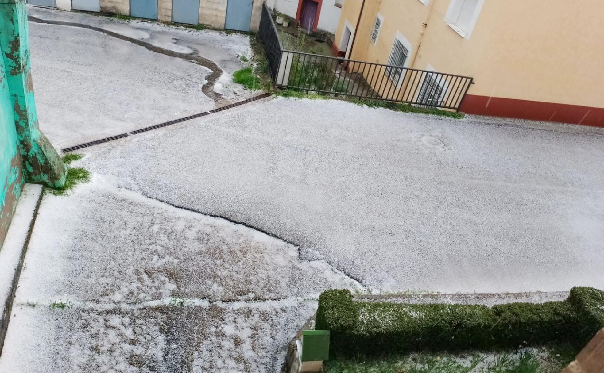 Imagen de las calles de Ciñera, este martes, durante la tormenta.